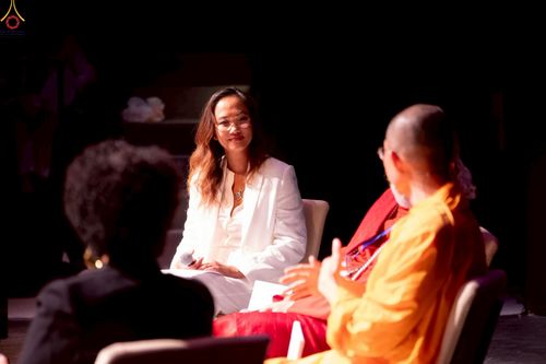 ภาพ No.249778:วันอาทิตย์ที่ 28 กันยายน พ.ศ. 2568 การปฏิบัติธรรมบูชาธรรม 108 ปี แห่งการบรรลุธรรมของหลวงปู่วัดปากน้ำ ได้จุดประทีปสันติภาพไปทั่วโลก และได้ร่วมเสวนาทางปัญญา เพื่อการขยายพระพุทธศาสนาวิชชาธรรมกายไปทั่วโลก  ในงาน HTC Newyork USA