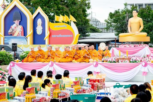 ภาพ No.241907:วันอาทิตย์ที่ 31 สิงหาคม พ.ศ. 2568 พิธีทำบุญแด่คณะสงฆ์ 122 รูป ฉลอง 121 ปี อำเภอคลองหลวง จ.ปทุมธานี เพื่อนำส่งช่วยเหลือคณะสงฆ์ 323 วัด 4 จังหวัดชายแดนภาคใต้ และช่วยเหลือประชาชนจากเหตุปะทะ แนวชายแดนไทย-กัมพูชา ณ บริเวณหน้าที่ว่าการอำเภอคลองหลวง 