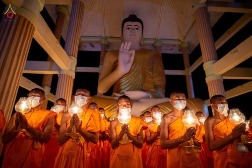 ภาพ No.76577:คณะสงฆ์และสามเณรบังกลาเทศ ปฎิบัติธรรมและจุดโคมประทีปถวายเป็นพุทธบูชา วันที่ 17 กุมภาพันธ์ พ.ศ. 2566