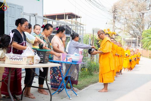 ภาพ No.137003:Photo Story  มหัศจรรย์วัดดงดินแดง Episode 5 กิจกรรมถ่ายภาพหมู่ประวัติศาสตร์ และตักบาตรฉลองพระ-เณรกว่า 500 รูป วันที่ 6 เมษายน พ.ศ. 2567