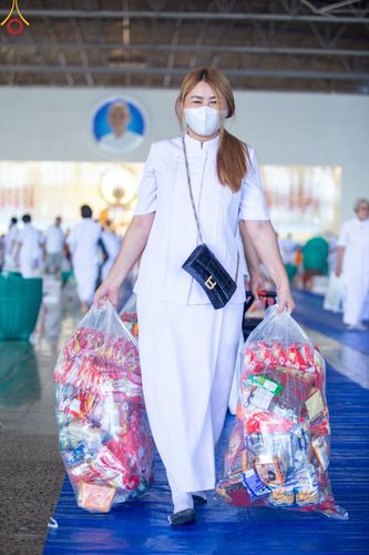 ภาพ No.86860:พิธีตักบาตร , พิธีบูชาข้าวพระ , พิธีจุดเทียนใจ ไฟนิรันดร์ อนันตชัย ในวันอาทิตย์ต้นเดือน 3 กันยายน พ.ศ. 2566 ณ วัดพระธรรมกาย