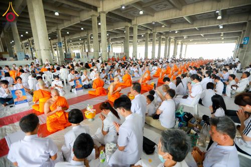 ภาพ No.62580:พิธีถวายบาตรเเละไทยธรรม ในโครงการอุปสมบทหมู่ บูชาธรรมหลวงพ่อธัมมชโย พ.ศ.2567 ณ ลานธรรม พระมหาธรรมกายเจดีย์ วันที่ 13 เมษายน พ.ศ.2567