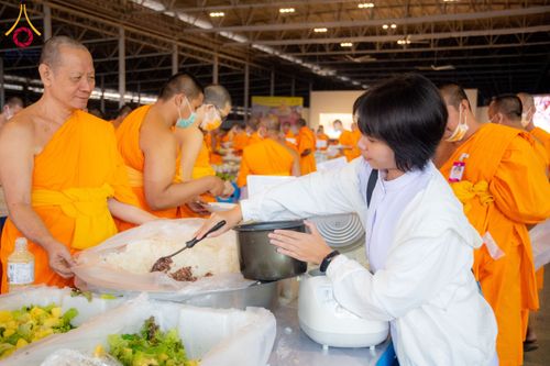 ภาพ No.202325:พิธีถวายภัตตาหารเป็นสังฆทาน แด่พระธรรมยาตรา ณ วัดพระธรรมกาย ตำบลคลองสาม อำเภอคลองหลวง จังหวัดปทุมธานี ในโครงการธรรมยาตรา กตัญญูบูชา มหาปูชนียาจารย์ พระมงคลเทพมุนี(สด จนฺทสโร) พระผู้ปราบมาร อนุสรณ์สถาน 7 แห่ง ปีที่ 13 วันที่ 27 มกราคม พ.ศ. 2568