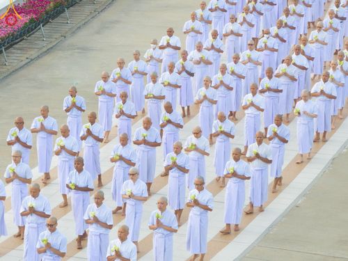 ภาพ No.216972:วันเสาร์ที่ 12 เมษายน พ.ศ. 2568 พิธีเวียนประทักษิณรอบพระมหาธรรมกายเจดีย์  พิธีวันทาเจดีย์ พิธีขอขมาและมอบผ้าไตร ในโครงการอุปสมบทหมู่ บูชาธรรมหลวงพ่อธัมมชโย, โครงการธรรมทายาท ระดับอุดมศึกษา รุ่นที่ 52 ,  โครงการบวชพระนานาชาติ AEC & WAB CEO รุ่นที่ 4 , ณ ว