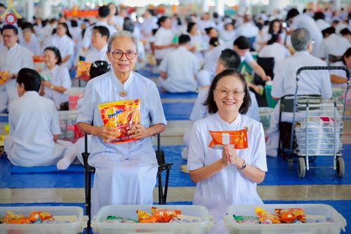 ภาพ No.221997:วันที่ 4 พฤษภาคม พ.ศ. 2568 พิธีตักบาตร เนื่องในวันอาทิตย์ต้นเดือน ณ บ้านแก้วเรือนทองคุณยายฯ วัดพระธรรมกาย