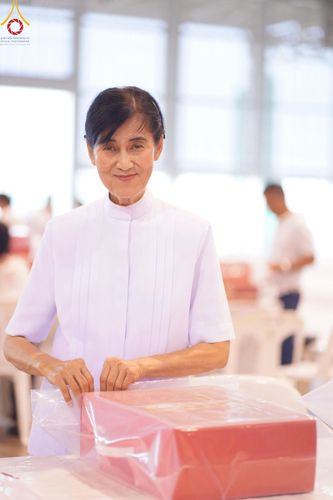 ภาพ No.214355:วันที่ 29 มีนาคม พ.ศ.2568 กิจกรรมใส่ถุงซิปกล่องไทยธรรม เพื่อรักษาความประณีตของกล่องไทยธรรม ในทุกสภาพอากาศ ณ บ้านแก้วเรือนทองคุณยาย วัดพระธรรมกาย