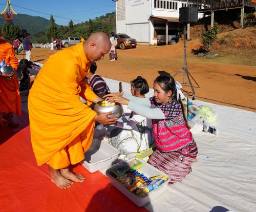 ภาพ No.125259:พิธีตักบาตรเนื่องในวันมาฆบูชา ณ สนามโรงเรียนบ้านนาเกียน  อำเภออมก๋อย จังหวัดเชียงใหม่ วันเสาร์ที่ ๒๔ กุมภาพันธ์ พ.ศ. ๒๕๖๗