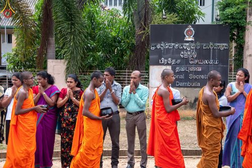 ภาพ No.139435:พิธีตักบาตรรอบเมืองดัมบุลล่า เทศกาลวิสาขบูชาแห่งชาติ ศรีลังกา เมื่อวันที่ 16 พฤษภาคมที่ผ่านมา คณะสงฆ์จากวัดพระธรรมกาย และคณะพระภิกษุสามเณรศรีลังกา ในโครงการสยาม-ลังกา ธรรมยาตรา ฉลองเทศกาลวิสาขบูชาแห่งชาติ ศรีลังกา บูชาธรรม 80 ปีหลวงพ่อธัมมชโย