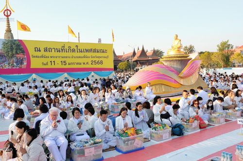 ภาพ No.195361:พิธีตักบาตรพระธรรมยาตรา ณ อนุสรณ์สถานลำดับที่ 3 สถานที่เกิดใหม่ในเพศสมณะ วัดสองพี่น้อง ต.ต้นตาล อ.สองพี่น้อง จ.สุพรรณบุรี ในโครงการธรรมยาตรา กตัญญูบูชา มหาปูชนียาจารย์ พระมงคลเทพมุนี(สด จนฺทสโร) พระผู้ปราบมาร ปีที่ 13 วันที่ 15 มกราคม พ.ศ.2568