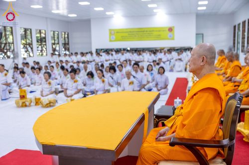 ภาพ No.160822:พิธีเจริญพระพุทธมนต์ และปิดแผ่นทองรูปเหมือน พระเดชพระคุณพระมงคลเทพมุนี (สด จนฺทสโร) พระผู้ปราบมาร จำนวน 3 องค์ วันเสาร์ที่ 5 ตุลาคม พ.ศ. 2567 ณ อาคารปลูกศรัทธา 2 (ชานชลาเดิม) วัดพระธรรมกาย อ.คลองหลวง จ.ปทุมธานี