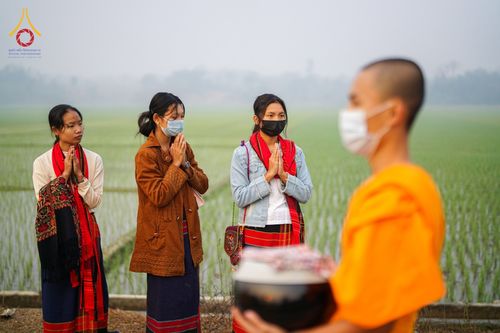 ภาพ No.76405:คณะสงฆ์และสามเณรบิณฑบาต ประเทศบังกลาเทศ วันที่ 11 กุมภาพันธ์ พ.ศ. 2566