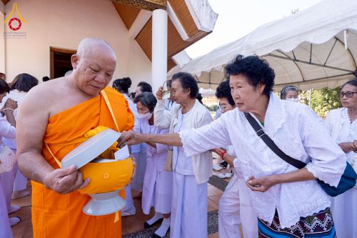 ภาพ No.275882:วันพุธที่ 3 ธันวาคม พ.ศ. 2568 พิธีบรรพชาอุปสมบท โครงการอุปสมบทบูชาธรรมมหาปูชนียาจารย์ ศูนย์อบรม : ศูนย์ส่งเสริมศีลธรรม จ.พะเยา ณ โบราณสถานพระธาตุจอมทอง และ โบสถ์กลางน้ำ วัดพระธาตุศรีโคมคำ อำเภอเมือง จังหวัดพะเยา