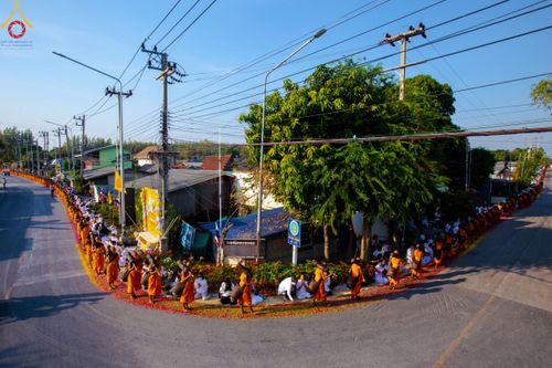 ภาพ No.110411:พิธีต้อนรับพระธรรมยาตรา ในโครงการธรรมยาตรากตัญญูบูชา มหาปูชนียาจารย์ พระมงคลเทพมุนี(สด จนฺทสโร) พระผู้ปราบมาร อนุสรณ์สถาน 7 แห่ง ปีที่ 12 วันที่ 11 มกราคม พ.ศ. 2567 ณ อนุสรณ์สถานลำดับที่ 3 สถานที่เกิดใหม่ในเพศสมณะ วัดสองพี่น้อง จ.สุพรรณบุรี