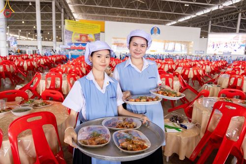 ภาพ No.60235:คณะสงฆ์ 10,000 กว่าวัดฉันภัตตาหารเพล ในวันคุ้มครองโลก วันจันทร์ที่ 22 เมษายน พ.ศ. 2567 ณ สภาธรรมกายสากล วัดพระธรรมกาย