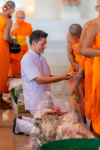 ภาพ No.92133:พิธีตักบาตร ในวันทอดกฐินสามัคคี ประจำปีพุทธศักราช 2566 วันอาทิตย์ต้นเดือนที่ 5 พฤศจิกายน พ.ศ. 2566 ณ สภาธรรมกายสากล วัดพระธรรมกาย จ.ปทุมธานี
