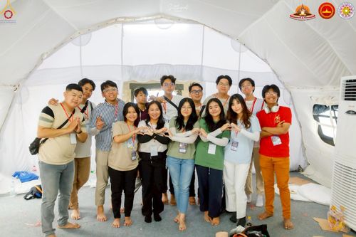 ภาพ No.224762:วันที่ 11 -12 พฤษภาคม พ.ศ. 2568 คณะพระอาจารย์ เจ้าหน้าที่ อาสาสมัคร นักศึกษา ทั้งชาวอินโดนีเซีย และชาวไทย ร่วมแรงร่วมใจ เตรียมงาน เก็บงาน ในวันวิสาขบูชา ณ พระมหาเจดีย์บรมพุทโธ ประเทศอินโดนีเซีย