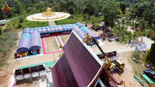 ภาพ No.255492:วันที่ 13 ตุลาคม พ.ศ. 2568 พิธีบรรจุพระบรมสารีริกธาตุ ผูกผ้า 7 สี เพื่อความเป็นสิริมงคล  และ ยกช่อฟ้า ประดิษฐานบนหลังคาอุโบสถวัดทุ่งเจริญธรรม ถวายบูชาธรรม 81 ปี หลวงพ่อธัมมชโย โดยคณะศิษยานุศิษย์ ณ วัดทุ่งเจริญธรรม อ.อมก๋อย จ.เชียงใหม่