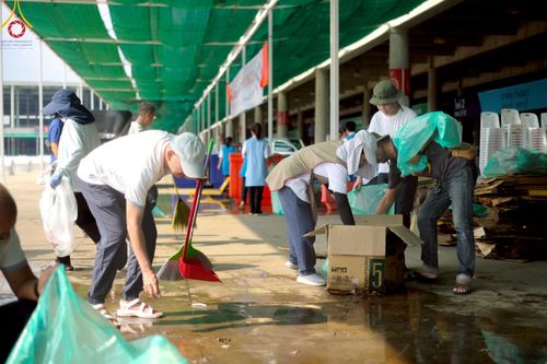 ภาพ No.220486:วันที่ 23-25 เมษายน พ.ศ. 2568 เจ้าหน้าที่และสาธุชนช่วยกัน รับบุญเก็บงานวันคุ้มครองโลก ณ วัดพระธรรมกาย