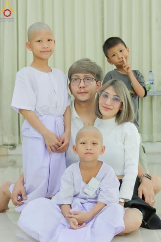 ภาพ No.216208:วันเสาร์ที่ 5 เมษายน พ.ศ. 2568 พิธีตัดปอยผม พิธีขอขมาผู้ปกครอง พิธีขอขมามอบผ้าไตร พิธีบรรพชา พิธีถวายบาตรสามเณร ณ ศูนย์ปฏิบัติธรรมและศูนย์อบรมเยาวชนเพชรบุรี ต.ท่าแลง อ.ท่ายาง จ.เพชรบุรี