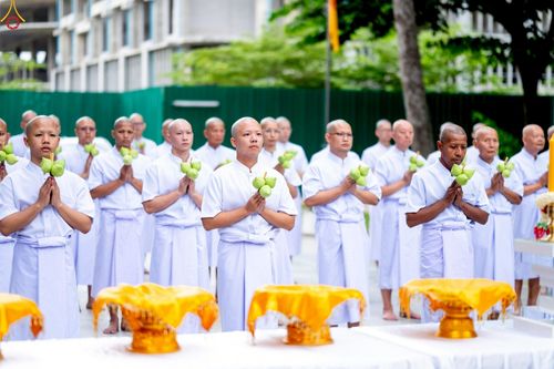 ภาพ No.228880:วันเสาร์ที่ 14 มิถุนายน พ.ศ. 2568 พิธีเวียนประทักษิณ , พิธีขอขมารับผ้าไตร ในโครงการบรรพชาอุปสมบทหมู่ ผู้บริหารรุ่นที่ 15 และ อุดมศึกษา รุ่นที่ 52 ณ โบสถ์พระไตรปิฎก วัดพระธรรมกาย