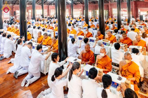 ภาพ No.202179:พิธีเจริญพระพุทธมนต์ ปฏิบัติธรรม มอบทุนการศึกษา ถวายสังฆทาน 108 วัด เพื่อถวายเป็นพุทธบูชา และขับเคลื่อนโครงการหมู่บ้านรักษาศีล 5 โดยคณะสงฆ์จังหวัดนครปฐม คณะศิษยานุศิษย์วัดพระธรรมกาย โครงการธรรมยาตรา ปีที่ 13 ณ วัดบางปลา อำเภอบางเลน จังหวัดนครปฐม