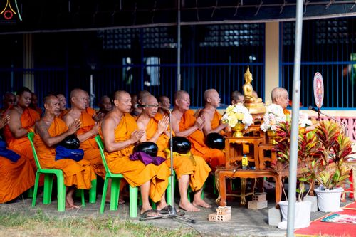 ภาพ No.234402:วันพฤหัสบดีที่ 24 กรกฎาคม พ.ศ. 2568 พิธีถวายสังฆทานแก่คณะสงฆ์ 323 วัด , พิธีมอบกองทุนหนุนแรงใจช่วยครูใต้ , พิธีทำบุญส่วนกุศลแด่ผู้วายชนม์ ในเหตุการณ์ความไม่สงบ 4 จังหวัด ชายแดนภาคใต้ (ปัตตานี , ยะลา , นราธิวาส , สงขลา) ปีที่ 21 ครั้งที่ 179 ณ วัดเวฬุวัน 