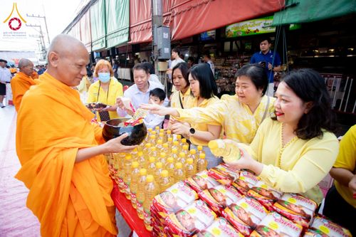 ภาพ No.180310:พิธีทำบุญตักบาตร ข้าวสารอาหารแห้ง แด่คณะสงฆ์ 99 รูป เนื่องในวันพ่อแห่งชาติ ปีที่ 50 ณ ศูนย์การค้าตลาดรังสิต ซ.รังสิต-ปทุมธานี 5 วันที่ 5 ธันวาคม พ.ศ. 2567