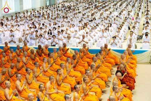 ภาพ No.232040:วันอาทิตย์ที่ 6 กรกฏาคม พ.ศ. 2568 พิธีตักบาตร ข้าวสารอาหารแห้ง  พิธีบูชาข้าวพระ สัมมนาพิเศษราชเหล็ก ณ สภาธรรมกายสากล วัดพระธรรมกาย