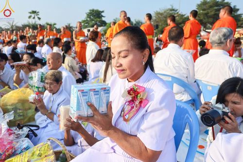 ภาพ No.180440:พิธีตักบาตรพระ ๑,๐๐๐ รูป ฉลองเมืองลำปาง ๑,๓๔๔ ปี วันเสาร์ที่ ๗ ธันวาคม พ.ศ. ๒๕๖๗ ณ ลานพระบรมราชานุสาวรีย์ พระนเรศวรมหาราช อ.เกาะคา จ.ลำปาง