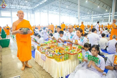 ภาพ No.205876:พิธีตักบาตร และ พิธีบูชาข้าวพระ ในวันอาทิตย์ต้นเดือน 2 กุมภาพันธ์ พ.ศ. 2568 ณ สภาธรรมกายสากล วัดพระธรรมกาย