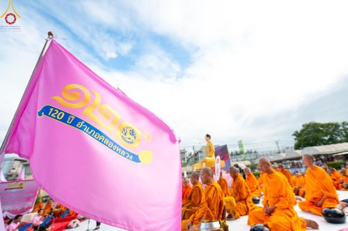 ภาพ No.150822:พิธีเจริญพระพุทธมนต์ และทำบุญตักบาตรแด่คณะสงฆ์ จำนวน 121 รูป เนื่องในโอกาสฉลองครบรอบ 120 ปี อำเภอคลองหลวง จังหวัดปทุมธานี เพื่อถวายเป็นพุทธบูชา ช่วยเหลือผู้ประสบความเดือดร้อนจากอุทกภัย และคณะสงฆ์ 323 วัด 4 จังหวัดชายแดนภาคใต้ วันเสาร์ที่ 31 สิงหาคม พ.ศ. 