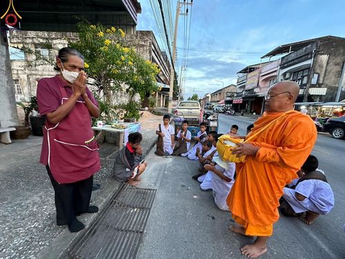 ภาพ No.133276:กิจวัตรกิจกรรมการฝึกตัวก่อนบวช และพิธีตัดปอยผมธรรมทายาท ณ ศูนย์ปฏิบัติธรรมและอบรมเยาวชนเมืองยะลา วันที่ 1-2 เมษายน พ.ศ. 2567