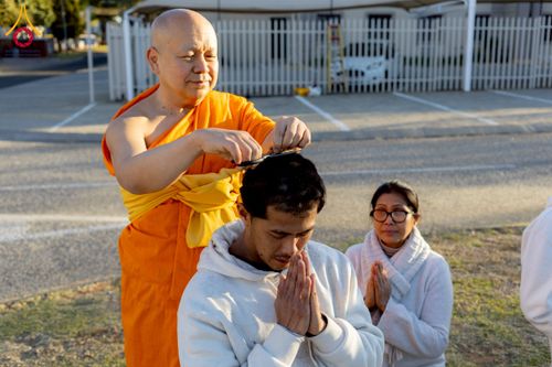 ภาพ No.231183:วันศุกร์ที่ 27 มิถุนายน พ.ศ. 2568 พิธีตัดปอยผมและพิธีปลงผมนาคธรรมทายาทแห่งทวีปแอฟริกา พ.ศ. 2568  โครงการบรรพชาอุปสมบทพระธรรมทายาทนานาชาติแห่งทวีปแอฟริกา ครั้งที่ 2 ณ วัดพระธรรมกายโจฮันเนสเบิร์ก สาธารณรัฐแอฟริกาใต้