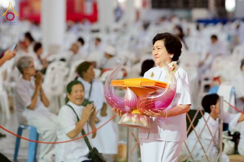 ภาพ No.215410:วันอาทิตย์ต้นเดือนที่ 6 เมษายน พ.ศ. 2568 ขบวนอัญเชิญผ้าป่าสมทบ มหาสังฆทาน 40,000 กว่าวัดทั่วประเทศ ณ สภาธรรมกายสากล วัดพระธรรมกาย