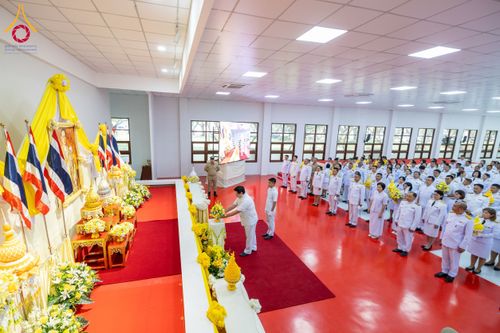 ภาพ No.179618:พิธีเจริญพระพุทธมนต์ พิธีทำบุญตักบาตรถวายพระราชกุศล และพิธีวางพานพุ่มดอกไม้ถวายราชสักการะ  แด่พระบาทสมเด็จพระบรมชนกาธิเบศร มหาภูมิพลอดุลยเดชมหาราช บรมนาถบพิตร เนื่องในวันคล้ายวันพระบรมราชสมภพ วันชาติ และวันพ่อแห่งชาติ วันพฤหัสบดีที่ 5 ธันวาคม พ.ศ. 2567 ณ