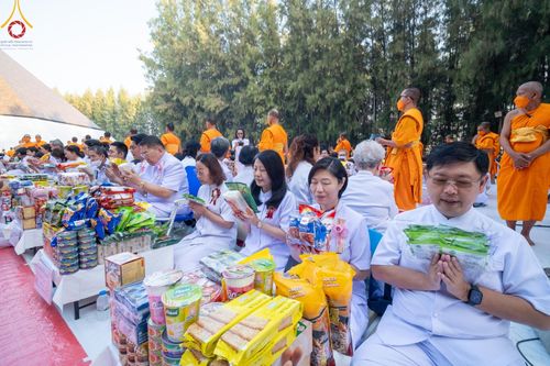 ภาพ No.107557:พิธีตักบาตรพระธรรมยาตราฯ ในโครงการธรรมยาตรากตัญญูบูชา มหาปูชนียาจารย์ พระมงคลเทพมุนี(สด จนฺทสโร) พระผู้ปราบมาร ปีที่ 12 ณ อนุสรณ์สถานมหาวิหารพระมงคลเทพมุนี อ.สองพี่น้อง จ.สุพรรณบุรี วันที่ 7 มกราคม พ.ศ. 2567
