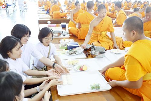 ภาพ No.231920:วันที่ 5 กรกฎาคม พ.ศ. 2568 พิธีถวายภัตตาหารเมนูสวรรค์ เพื่อการบรรลุธรรม ณ หอฉันคุณยายอาจารย์ฯ วัดพระธรรมกาย