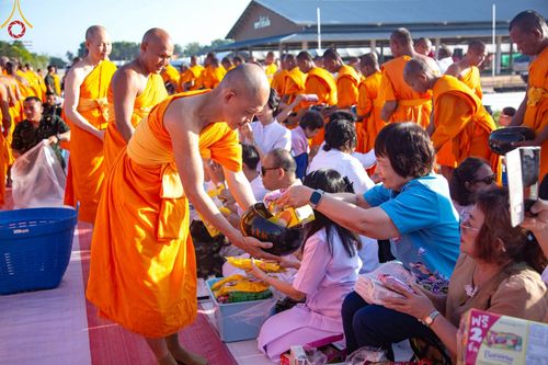 ภาพ No.211937:วันจันทร์ที่ 17 มีนาคม พ.ศ. 2568 พิธีตักบาตรพระกว่า 300 รูป ฉลองพิธีประดิษฐานพระบรมสารีริกธาตุ ณ ปทุมเจดีย์ เจดีย์พระพุทธเจ้า 5 พระองค์ ศูนย์อบรมเยาวชนปัตตานี บ้านโคกดีปลี ตำบลตุยง อำเภอหนองจิก จังหวัดปัตตานี