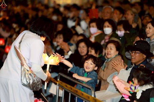 ภาพ No.229579:วันเสาร์ที่ 26 เมษายน พ.ศ. 2568 คณะพระภิกษุสามเณรในโครงการบรรพชาหมู่ 81 รูป  วัดภาวนาโซล ประเทศเกาหลีใต้ ได้ร่วมกับคณะสาธุชนคนไทยในเกาหลีใต้  ร่วมกันเดินขบวนอัญเชิญโคมดอกบัว  เพื่อบูชาแด่องค์สมเด็จพระสัมมาสัมพุทธเจ้า  ในงานเทศกาลวิสาขบูชานานาชาติ ประจำปี