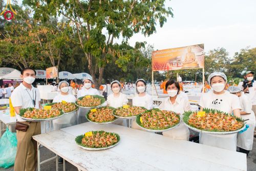 ภาพ No.110711:พิธีถวายภัตตาหารเป็นสังฆทาน แด่คณะพระธรรมยาตราฯ ในโครงการธรรมยาตรากตัญญูบูชา มหาปูชนียาจารย์ พระมงคลเทพมุนี(สด จนฺทสโร) พระผู้ปราบมาร อนุสรณ์สถาน 7 แห่ง ปีที่ 12 วันที่ 12 มกราคม พ.ศ. 2567 ณ อนุสรณ์สถานมหาวิหารพระมงคลเทพมุนี(โลตัสแลนด์) อ.สองพี่น้อง จ.สุ