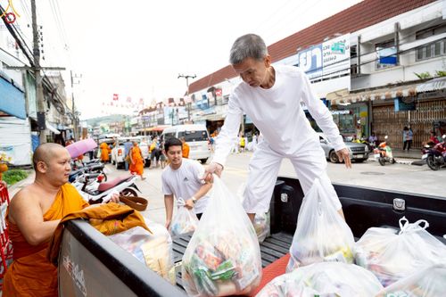 ภาพ No.245844:วันที่ 13-14 กันยายน พ.ศ. 2568 เจ้าหน้าที่ทุกสถานะ ทุกส่วนงาน ร่วมแรงร่วมใจ ปฏิบัติหน้าที่ เตรียมงาน เก็บงาน ตักบาตรพระ 555 รูป อ.เบตง จยะลา