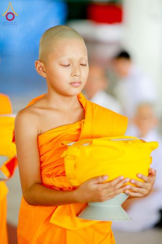 ภาพ No.134999:พิธีถวายบาตรแด่นาคธรรมทายาท ในโครงการบรรพชาสามเณรฟื้นฟูพระพุทธศาสนาทั่วไทย ณ สภาธรรมกายสากล วัดพระธรรมกาย จ.ปทุมธานี วันเสาร์ที่ 6 เมษายน พ.ศ. 2567