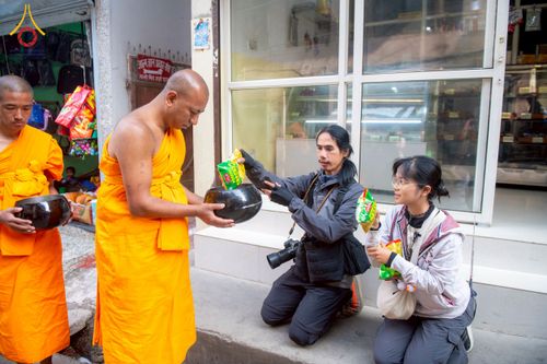 ภาพ No.213131:วันที่ 17 - 18 มีนาคม พ.ศ. 2568 คณะสงฆ์และสามเณรเดินบิณฑบาต รอบเมืองในพื้นที่ วัดสยมภูวนาถและราชวังปาตัน ณ เมืองกาฐมาณฑุ ประเทศเนปาล