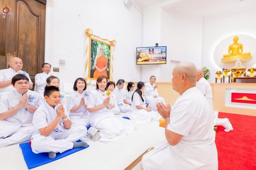 ภาพ No.252258:วันที่ 4-5 ตุลาคม พ.ศ. 2568  วัดพระธรรมกายแคลิฟอร์เนีย ประเทศสหรัฐอเมริกา ได้จัดพิธีตัดปอยผม โดยคณะสงฆ์ ญาติ ๆ และสาธุชน ให้กับนาคธรรมทายาท 8 ท่าน และได้จัดพิธีบรรพชา-อุปสมบท ฉลองพิธีทอดกฐินบรมจักรพรรดิ สร้างอุโบสถ 82 ปี บูชาธรรมหลวงพ่อธัมมชโย