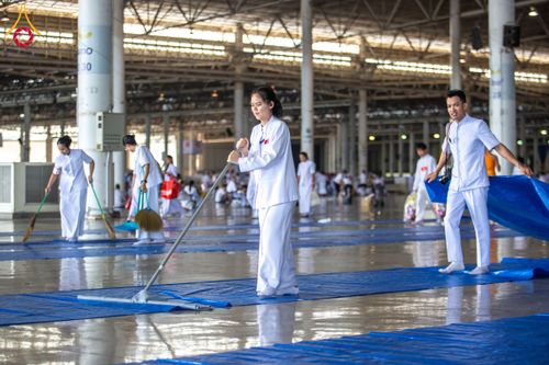 ภาพ No.133843:พิธีตักบาตร ข้าวสารอาหารแห้ง ณ บ้านแก้วเรือนทองคุณยายฯ สภาธรรมกายสากล วัดพระธรรมกาย วันอาทิตย์ต้นเดือนที่ 7 เมษายน พ.ศ. 2567