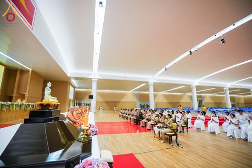 ภาพ No.208974:พระบาทสมเด็จพระเจ้าอยู่หัว ทรงมีพระราชศรัทธาทรงพระกรุณาโปรดเกล้าฯ ให้บำเพ็ญพระราชกุศลถวายภัตตาหารพระราชทาน การสอบบาลีสนามหลวง ณ วัดพระธรรมกาย ย อ.คลองหลวง จ.ปทุมธานี วันที่ 23-24 กุมภาพันธ์ พ.ศ. 2568