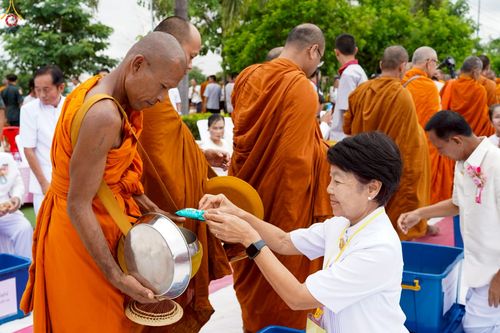 ภาพ No.229872:วันพฤหัสบดีที่ 26 มิถุนายน พ.ศ. 2568 พิธีตักบาตรพระ 1,165 รูป ฉลองก่อตั้งเมืองวานรนิวาส ครบรอบ 164 ปี ณ ถนนวานรนิวาส-อากาศอำนวย อ.วานรนิวาส จ.สกลนคร