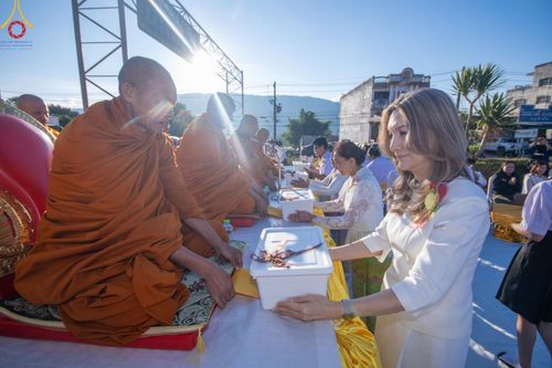 ภาพ No.187170:พิธีตักบาตรพระ ๕๐๐ รูป "สร้างบุญใหญ่ ส่งท้ายปีเก่า ต้อนรับปีใหม่ ๒๕๖๘" วันเสาร์ที่ ๒๘ ธันวาคม พ.ศ. ๒๕๖๗ ณ ถนนหน้าที่ว่าการอำเภอภูเรือ จังหวัดเลย