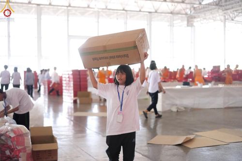 ภาพ No.212046:วันจันทร์ที่ 17 มีนาคม พ.ศ. 2568 บุญบรรจุกล่องไทยธรรม เพื่อถวายแด่พระสังฆาธิการ 40,000 กว่าวัดทั่วไทย ในวันคุ้มครองโลก 22 เมษายน พ.ศ. 2568 ณ บ้านแก้วเรือนทองคุณยายฯ วัดพระธรรมกาย