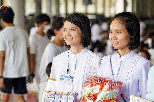 ภาพ No.136585:พิธีตักบาตร พิธีบูชาข้าวพระ ในวันอาทิตย์ต้นเดือนที่ 5 พฤษภาคม พ.ศ. 2567 ณ วัดพระธรรมกาย จ.ปทุมธานี